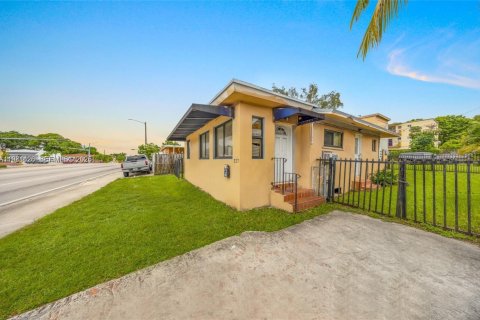 Commercial property in Miami, Florida № 2043269