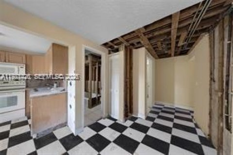 Commercial property in Miami, Florida № 2043269 - photo 8