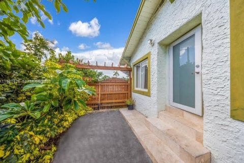 Commercial property in Miami, Florida № 2043269 - photo 17