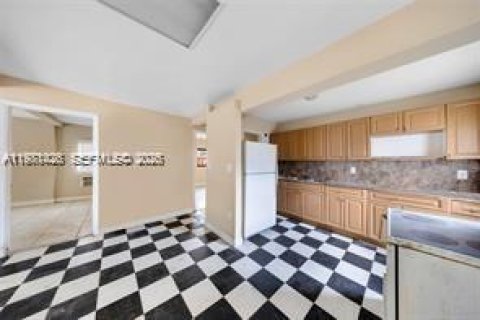 Commercial property in Miami, Florida № 2043269 - photo 6