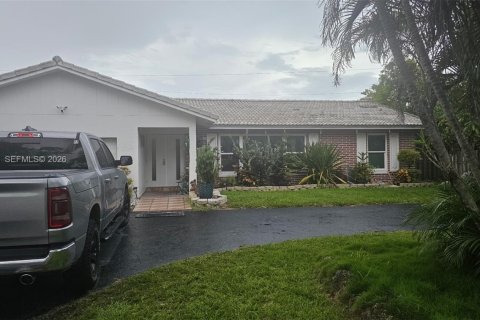 House in Coral Springs, Florida 3 bedrooms, 153.57 sq.m. № 2068578 - photo 1