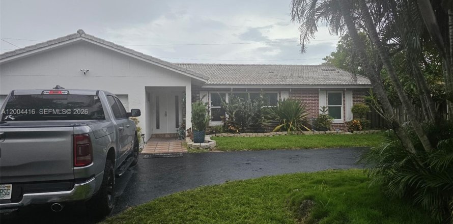 House in Coral Springs, Florida 3 bedrooms, 153.57 sq.m. № 2068578