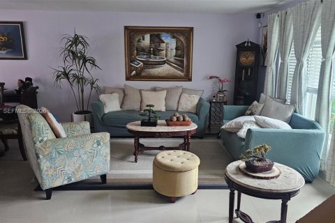 House in Coral Springs, Florida 3 bedrooms, 153.57 sq.m. № 2068578 - photo 6