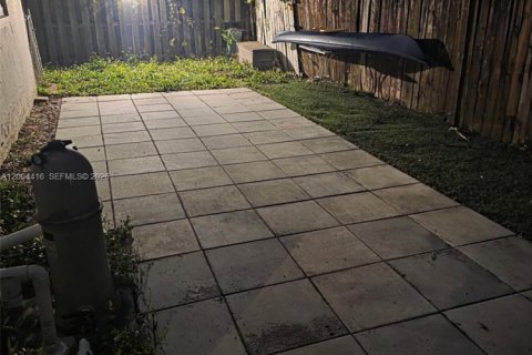 House in Coral Springs, Florida 3 bedrooms, 153.57 sq.m. № 2068578 - photo 18