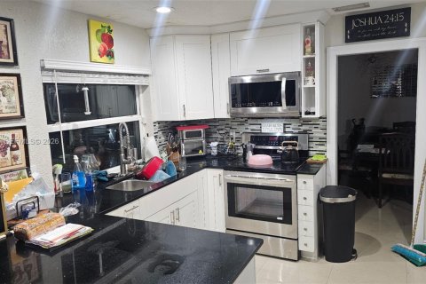 House in Coral Springs, Florida 3 bedrooms, 153.57 sq.m. № 2068578 - photo 11