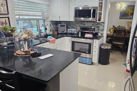 House in Coral Springs, Florida 3 bedrooms, 153.57 sq.m. № 2068578 - photo 5