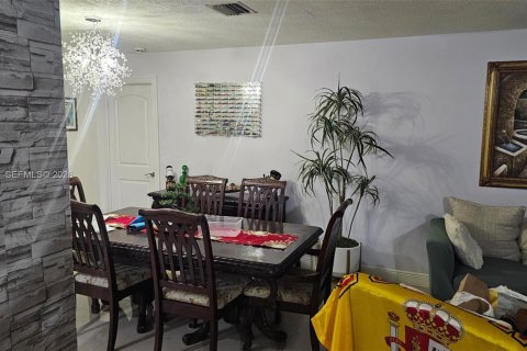 House in Coral Springs, Florida 3 bedrooms, 153.57 sq.m. № 2068578 - photo 12