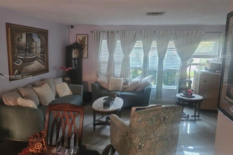 House in Coral Springs, Florida 3 bedrooms, 153.57 sq.m. № 2068578 - photo 4