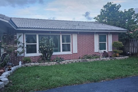 House in Coral Springs, Florida 3 bedrooms, 153.57 sq.m. № 2068578 - photo 2