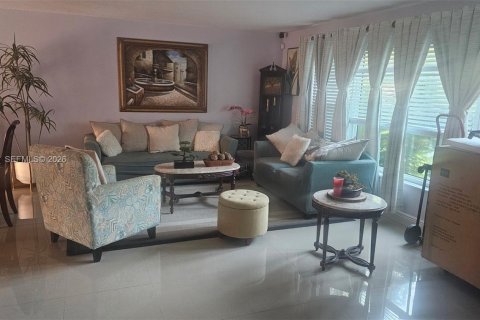 House in Coral Springs, Florida 3 bedrooms, 153.57 sq.m. № 2068578 - photo 3