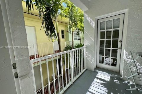 Condo in Miami Beach, Florida, 2 bedrooms  № 2059725 - photo 23