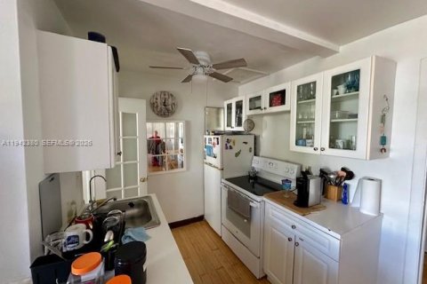 Condo in Miami Beach, Florida, 2 bedrooms  № 2059725 - photo 21