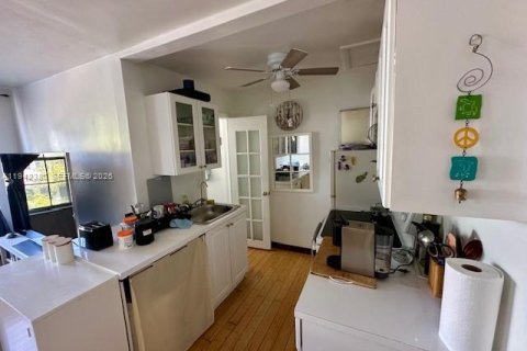 Condo in Miami Beach, Florida, 2 bedrooms  № 2059725 - photo 22