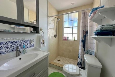 Condo in Miami Beach, Florida, 2 bedrooms  № 2059725 - photo 17