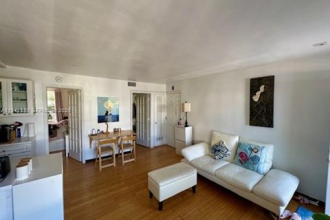 Condo in Miami Beach, Florida, 2 bedrooms  № 2059725 - photo 16