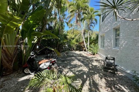 Condo in Miami Beach, Florida, 2 bedrooms  № 2059725 - photo 2