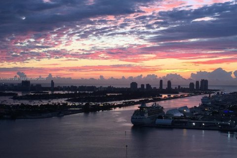 Condo in Miami, Florida, 2 bedrooms  № 1963652 - photo 29