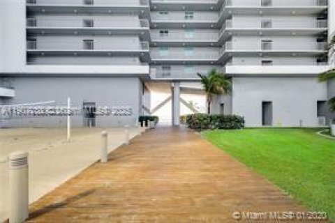 Снять в аренду кондоминиум в Майами, Флорида 2 спальни, 122.91м2, № 1963652 - фото 17