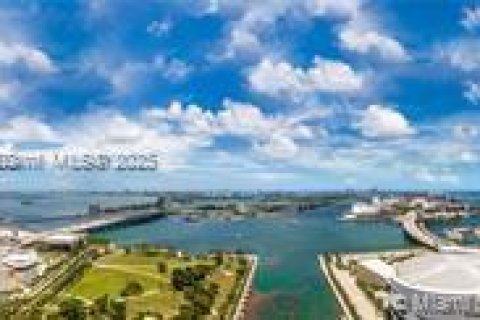 Снять в аренду кондоминиум в Майами, Флорида 2 спальни, 122.91м2, № 1963652 - фото 1