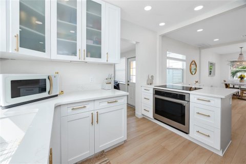 House in Saint Pete Beach, Florida 3 bedrooms, 106.28 sq.m. № 1905310 - photo 9