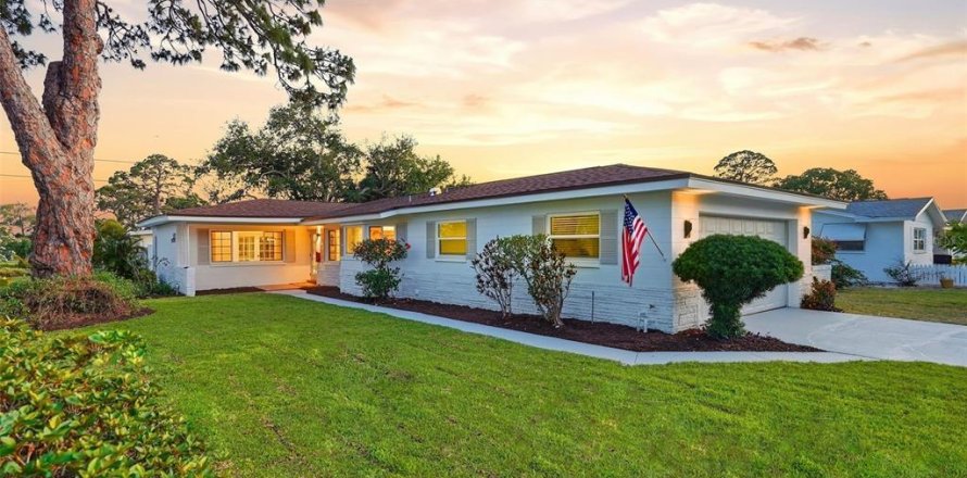 House in Saint Petersburg, Florida 3 bedrooms, 149.02 sq.m. № 2093058