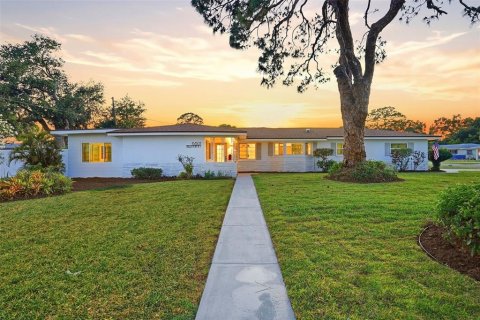 House in Saint Petersburg, Florida 3 bedrooms, 149.02 sq.m. № 2093058 - photo 6