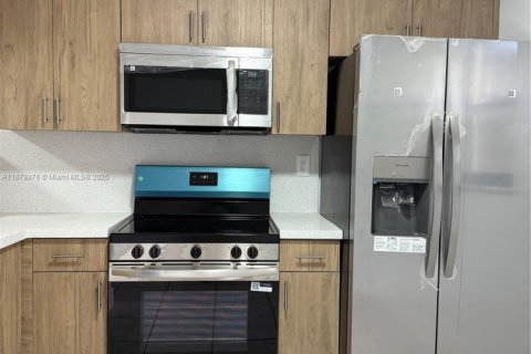 Снять в аренду виллу или дом в Форт-Лодердейл, Флорида 2 спальни, 139.54м2, № 1929419 - фото 1