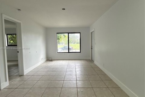 Снять в аренду виллу или дом в Форт-Лодердейл, Флорида 2 спальни, 139.54м2, № 1929419 - фото 5