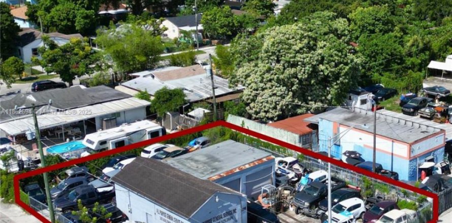 Commercial property in Miami, Florida № 1891060