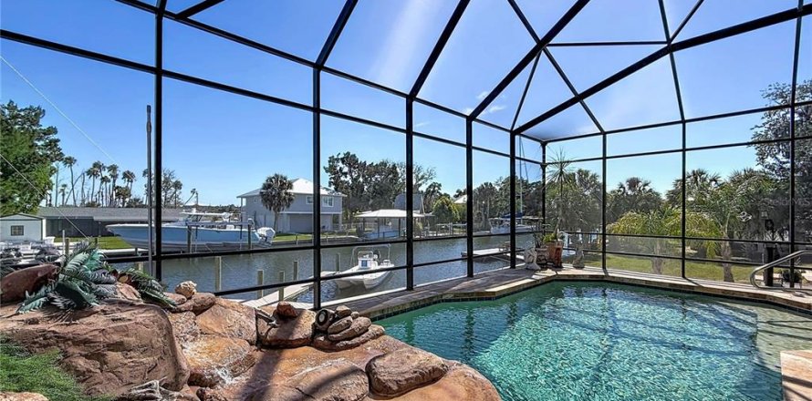 House in Crystal River, Florida 3 bedrooms, 246.75 sq.m. № 2098740