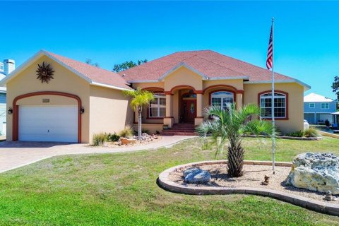 House in Crystal River, Florida 3 bedrooms, 246.75 sq.m. № 2098740 - photo 2