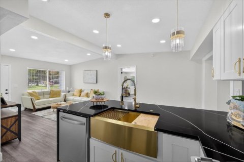 Casa en venta en Tampa, Florida, 4 dormitorios, 185.8 m2 № 1886956 - foto 8