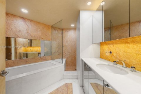 Condo in Bal Harbour, Florida, 2 bedrooms  № 2073660 - photo 23