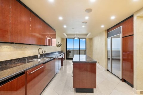 Condo in Bal Harbour, Florida, 2 bedrooms  № 2073660 - photo 9