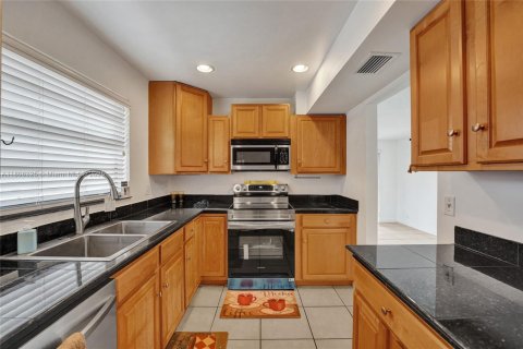 Купить таунхаус в Пемброк-Пайнс, Флорида 4 спальни, 150.13м2, № 1934595 - фото 2