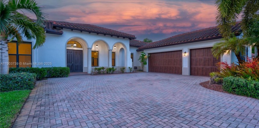 House in Davie, Florida 4 bedrooms, 362.32 sq.m. № 1955073