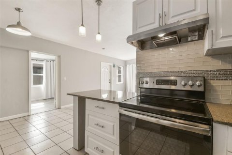 House in Saint Petersburg, Florida 2 bedrooms, 58.06 sq.m. № 1634265 - photo 10