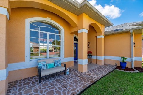 House in Port Charlotte, Florida 3 bedrooms, 255.57 sq.m. № 2123473 - photo 10