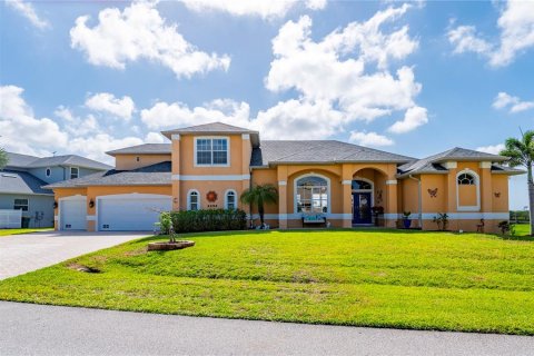 House in Port Charlotte, Florida 3 bedrooms, 255.57 sq.m. № 2123473 - photo 2