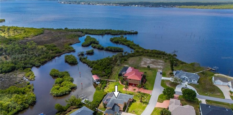 House in Port Charlotte, Florida 3 bedrooms, 255.57 sq.m. № 2123473
