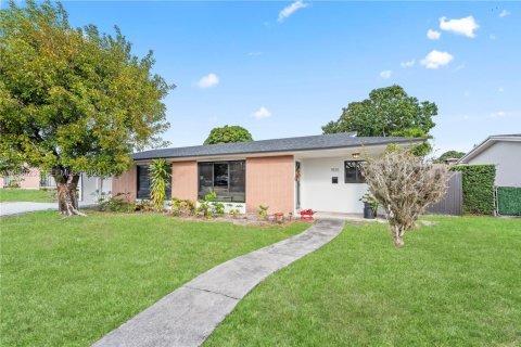 Casa en alquiler en Hialeah, Florida, 3 dormitorios, 176.98 m2 № 2030161 - foto 2