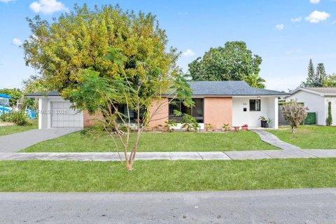 Casa en Hialeah, Florida 3 dormitorios, 176.98 m2 № 2030161
