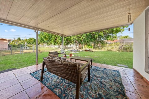 Casa en alquiler en Hialeah, Florida, 3 dormitorios, 176.98 m2 № 2030161 - foto 24