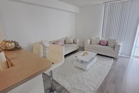 Condominio en venta en Miami, Florida, 1 dormitorio, 63.64 m2 № 2044454 - foto 2