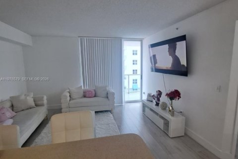 Condominio en venta en Miami, Florida, 1 dormitorio, 63.64 m2 № 2044454 - foto 1