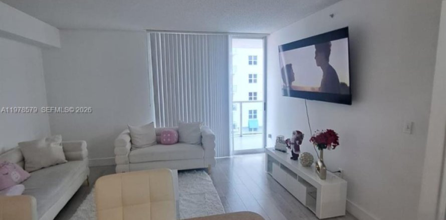 Condominio en Miami, Florida, 1 dormitorio  № 2044454