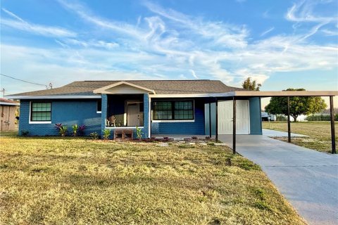 House in Winter Haven, Florida 3 bedrooms, 161.09 sq.m. № 2103274