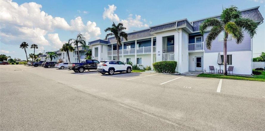 Condo in Port Charlotte, Florida, 2 bedrooms № 1910329