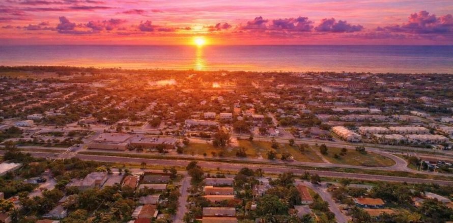 House in Delray Beach, Florida 3 bedrooms, 127.74 sq.m. № 2240558