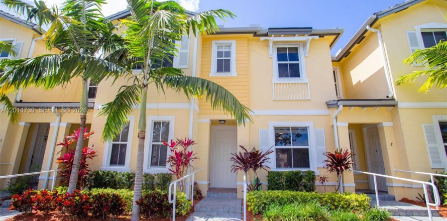 Townhouse in Homestead, Florida 2 bedrooms, 119.84 sq.m. № 2075356
